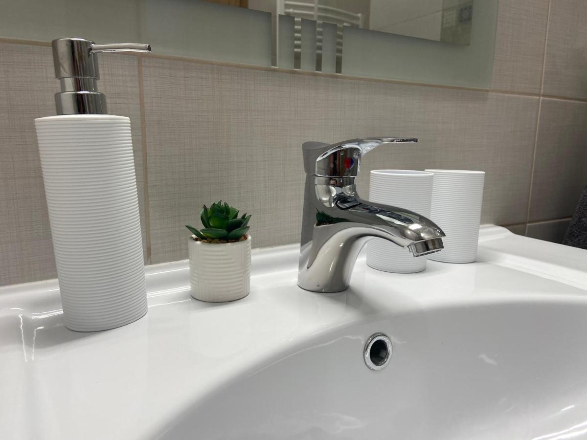 Rad-Var Apartmanhaz Eger Zewnętrze zdjęcie