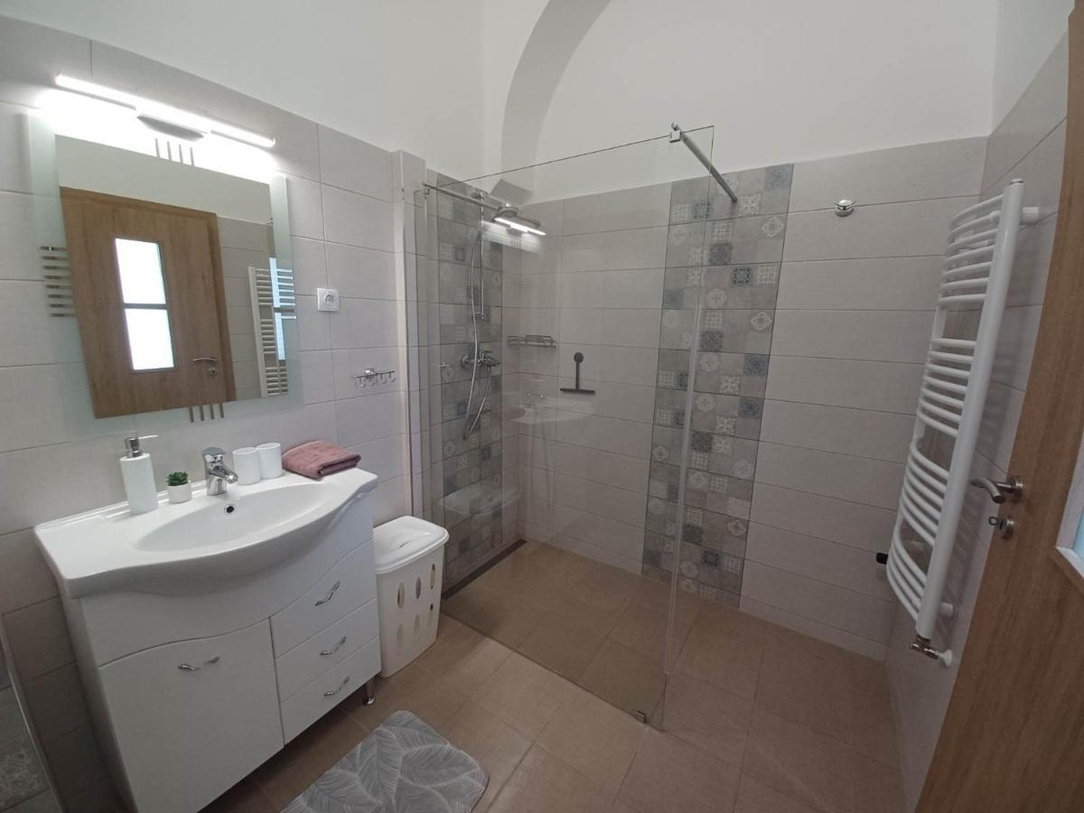 Rad-Var Apartmanhaz Eger Zewnętrze zdjęcie