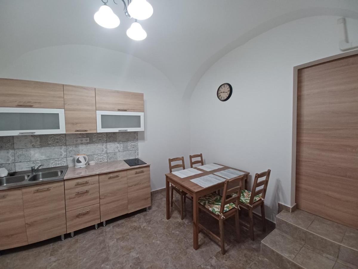 Rad-Var Apartmanhaz Eger Zewnętrze zdjęcie